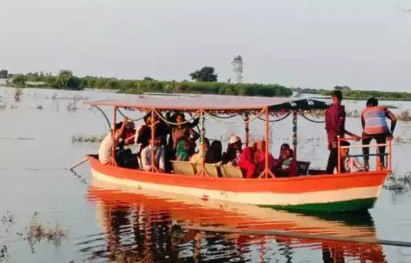 बाढ़ भी नहीं डिगा सकी हौसला-नाव में बारात लेकर पहुंचा समीर