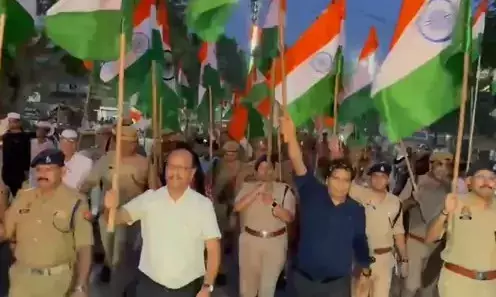 राष्ट्रभक्ति का जज्बा-DM व SSP तिरंगा लेकर सड़क पर उतरे-पुष्प वर्षा..