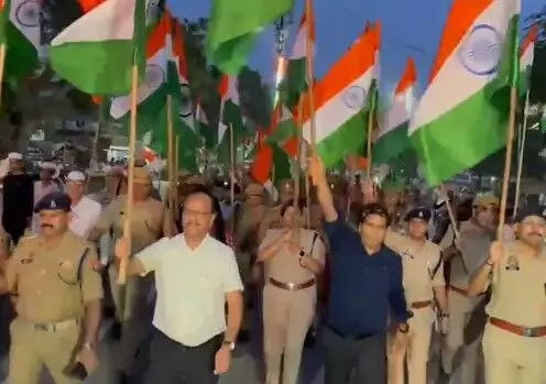 राष्ट्रभक्ति का जज्बा-DM व SSP तिरंगा लेकर सड़क पर उतरे-पुष्प वर्षा..