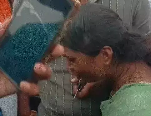 छोड़ दे गोली मार दूंगा-तेरी ऐसी तैसी-महिला ने तमंचा छीन जडे थप्पड़ छोड़ दे गोली मार दूंगा-तेरी ऐसी तैसी-महिला ने तमंचा छीन जडे थप्पड़