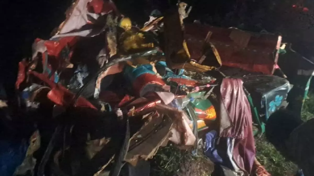 ऑटो रिक्शा एवं ट्रक के बीच टक्कर- एक ही परिवार के चार लोगों की..