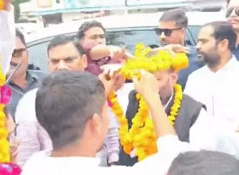 स्वामी प्रसाद को तमाचा जड़ने वाले को महंत ने किया सम्मानित- पगड़ी..