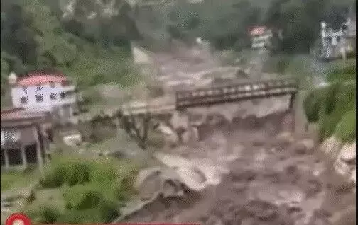 बादल फटने से नदी नालों में बाढ़- पेट्रोल पंप व गाड़ियां दबी- लोगों.... बादल फटने से नदी नालों में बाढ़- पेट्रोल पंप व गाड़ियां दबी- लोगों....