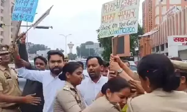 स्कूल मर्जर पर सपा का हंगामा- बापू भवन चौराहे के पास नारेबाजी
