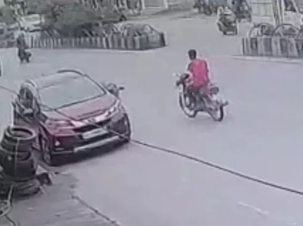 चलती बाइक पर बीमारी का दिल पर अटैक- हॉस्पिटल भिजवाने की.. चलती बाइक पर बीमारी का दिल पर अटैक- हॉस्पिटल भिजवाने की..