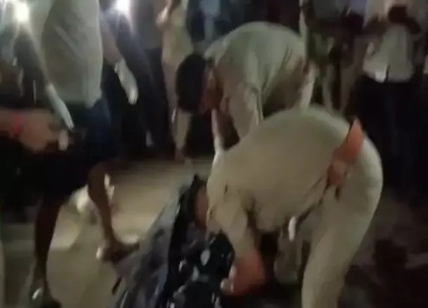 ट्रक की टक्कर से उड़े टेंपो के परखच्चे-2 लोगों की मौत-1 के उड़े चिथड़े ट्रक की टक्कर से उड़े टेंपो के परखच्चे-2 लोगों की मौत-1 के उड़े चिथड़े
