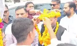 स्वामी प्रसाद को तमाचा जड़ने वाले को महंत ने किया सम्मानित- पगड़ी.. स्वामी प्रसाद को तमाचा जड़ने वाले को महंत ने किया सम्मानित- पगड़ी..