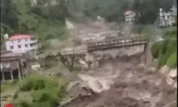 बादल फटने से नदी नालों में बाढ़- पेट्रोल पंप व गाड़ियां दबी- लोगों.... बादल फटने से नदी नालों में बाढ़- पेट्रोल पंप व गाड़ियां दबी- लोगों....