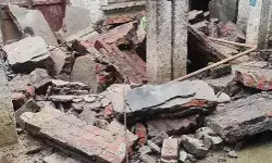 आफत की बारिश- भरभराकर गिरी पक्के मकान की छत- मलबे में परिवार के.. आफत की बारिश- भरभराकर गिरी पक्के मकान की छत- मलबे में परिवार के..