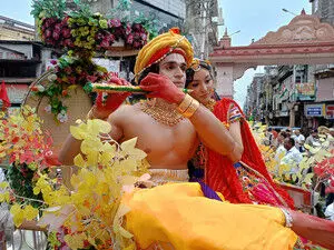 नारायणधाम में जन्माष्टमी के पहले निकली श्री कृष्ण की शाही सवारी नारायणधाम में जन्माष्टमी के पहले निकली श्री कृष्ण की शाही सवारी