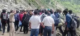 भूस्खलन में फंसे यात्रियों और वाहन चालकों को सुरक्षित निकाला गया