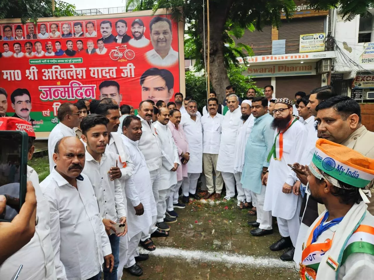 सपा ने धूमधाम से मनाया स्वतंत्रता दिवस- ध्वजारोहण कर... सपा ने धूमधाम से मनाया स्वतंत्रता दिवस- ध्वजारोहण कर...