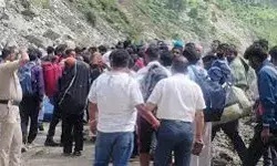 भूस्खलन में फंसे यात्रियों और वाहन चालकों को सुरक्षित निकाला गया