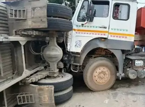 सीमेंट भरे ट्रक से हुई टक्कर के बाद गैस सिलेंडर भरा ट्रक पलटा- सड़क..