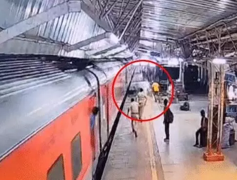 हरिद्वार जा रहा यात्री चलती ट्रेन से गिरा- RPF स्टाफ ने ऐसे बचाई जान