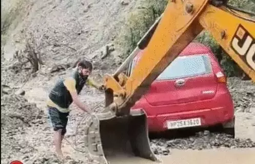 लैंडस्लाइड से बिजली टॉवर धड़ाम- गाड़ियां दबी- हाईवे बंद