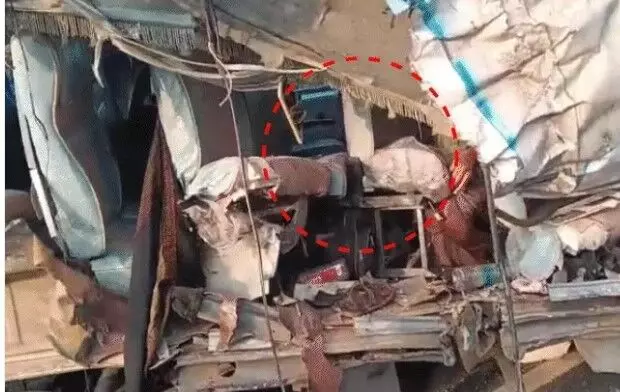 डिवाइडर तोड़कर ट्रक से भिड़ा ट्रैवलर- उडे परखच्चे- 4 की मौत से कोहराम