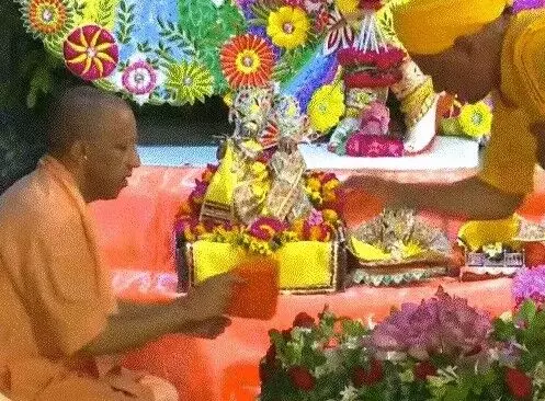 38वीं मर्तबा मथुरा पहुंचे CM योगी ने कृष्ण जन्म भूमि में की पूजा अर्चना