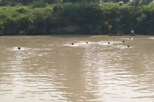 नदी में नाव पलटने से मचा कोहराम- दो दोस्त पानी में डूबे- एक की मिली..