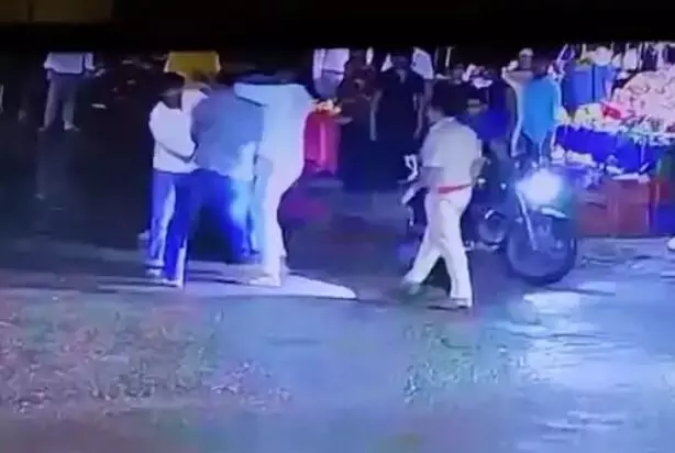 चौराहे पर बाइक सवार की कुटाई- SSP के निर्देश पर जांच शुरू
