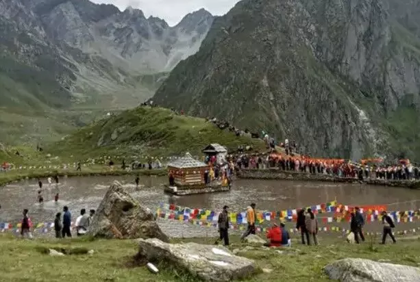 मंदिर जा रहे श्रद्धालुओं पर गिरा पत्थर-पैदल जा रहे दो श्रद्धालुओं की मौत