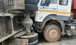 सीमेंट भरे ट्रक से हुई टक्कर के बाद गैस सिलेंडर भरा ट्रक पलटा- सड़क.. सीमेंट भरे ट्रक से हुई टक्कर के बाद गैस सिलेंडर भरा ट्रक पलटा- सड़क..