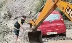 लैंडस्लाइड से बिजली टॉवर धड़ाम- गाड़ियां दबी- हाईवे बंद