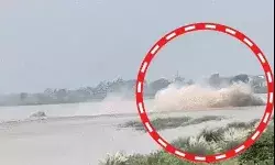 धमाके के साथ फटी पाईप लाइन- यमुना के पानी में उठी 20 फीट लहरें धमाके के साथ फटी पाईप लाइन- यमुना के पानी में उठी 20 फीट लहरें