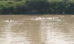 नदी में नाव पलटने से मचा कोहराम- दो दोस्त पानी में डूबे- एक की मिली.. नदी में नाव पलटने से मचा कोहराम- दो दोस्त पानी में डूबे- एक की मिली..