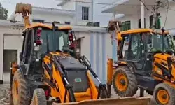 ग्राम प्रधान के मकान पर चला बुलडोजर- स्कूल की जमीन पर कब्जा करके... ग्राम प्रधान के मकान पर चला बुलडोजर- स्कूल की जमीन पर कब्जा करके...