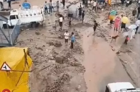 अब कुल्लू में फटा बादल- कई गाड़ियां दबी- अनेक घरों को पहुंचा नुकसान अब कुल्लू में फटा बादल- कई गाड़ियां दबी- अनेक घरों को पहुंचा नुकसान