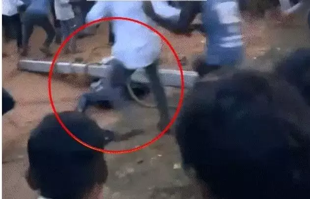 मटकी फोड़ते समय 12 साल के बच्चे पर गिरा बिजली का खंभा- मौके पर...
