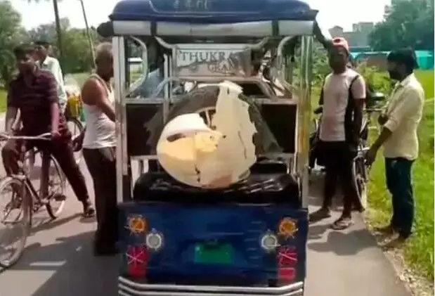 ट्रेलर की टक्कर से चली गई ई रिक्शा ड्राइवर की जान- ग्रामीणों ने पीछा.. ट्रेलर की टक्कर से चली गई ई रिक्शा ड्राइवर की जान- ग्रामीणों ने पीछा..