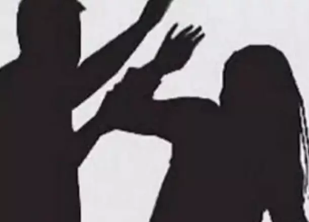 गाड़ी पार्क करने पर महिला आरक्षी से बेड टच- सुहान इमरान ने की मारपीट गाड़ी पार्क करने पर महिला आरक्षी से बेड टच- सुहान इमरान ने की मारपीट