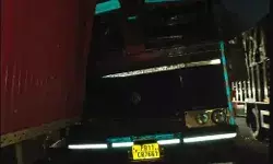 हाईवे पर हादसा- खड़े ट्रक में तेज रफ्तार ट्रक ने मारी टक्कर हाईवे पर हादसा- खड़े ट्रक में तेज रफ्तार ट्रक ने मारी टक्कर