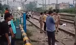 चलती ट्रेन के आगे मां बेटी ने लगाई छलांग- युवक ने जान हथेली पे रख.. चलती ट्रेन के आगे मां बेटी ने लगाई छलांग- युवक ने जान हथेली पे रख..