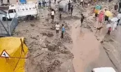 अब कुल्लू में फटा बादल- कई गाड़ियां दबी- अनेक घरों को पहुंचा नुकसान अब कुल्लू में फटा बादल- कई गाड़ियां दबी- अनेक घरों को पहुंचा नुकसान