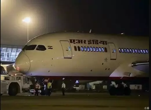 टेक ऑफ से पहले एयर इंडिया के विमान में खराबी- फ्लाइट की गई रदद टेक ऑफ से पहले एयर इंडिया के विमान में खराबी- फ्लाइट की गई रदद