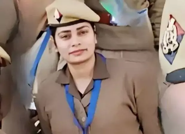 अचानक सड़क पर आये कुत्ते की वजह से चली गई महिला दरोगा की जान अचानक सड़क पर आये कुत्ते की वजह से चली गई महिला दरोगा की जान