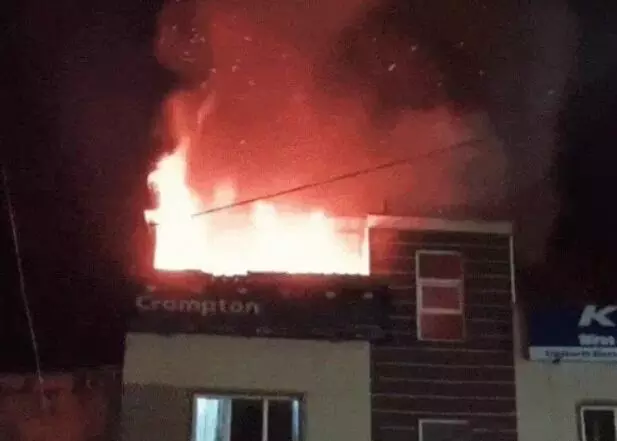 AC का कंप्रेशर फटने से होटल में लगी आग- जान बचाने को बाहर भागे लोग