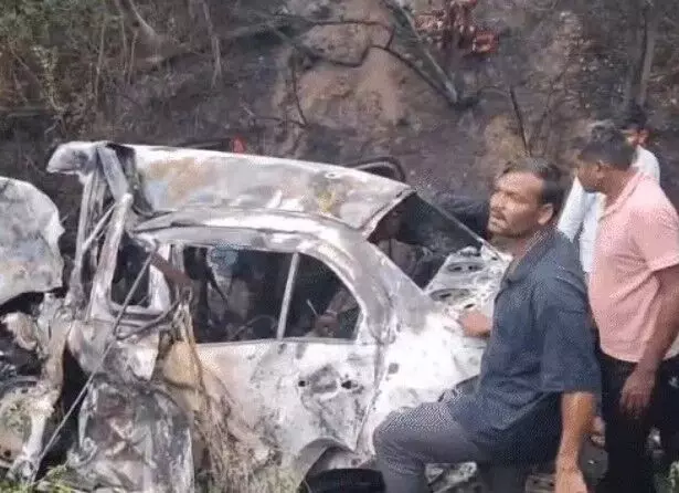 हाईवे पर 2 कारों की टक्कर के बाद खाई में गिरी कार में लगी आग हाईवे पर 2 कारों की टक्कर के बाद खाई में गिरी कार में लगी आग
