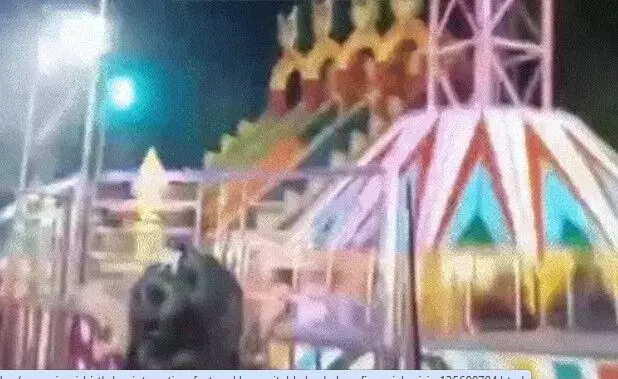 मेले में 50 फीट ऊंचा झूला टूट कर गिरा- दो बच्चों समेत पांच लोगों की... मेले में 50 फीट ऊंचा झूला टूट कर गिरा- दो बच्चों समेत पांच लोगों की...