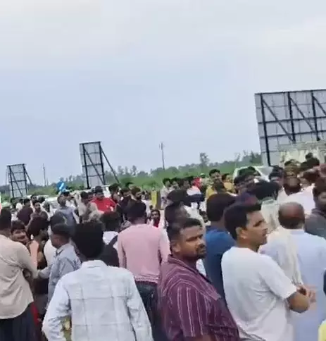 फौजी की पिटाई से नाराज ग्रामीणों का टोल प्लाजा पर- फेंके पत्थर- तोड़.. फौजी की पिटाई से नाराज ग्रामीणों का टोल प्लाजा पर- फेंके पत्थर- तोड़..