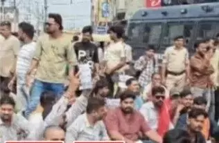 ऑटो के अंदर भरा मिला कई किलो गोमांस! सड़क पर उतरे बजरंग दल से मचा बवाल