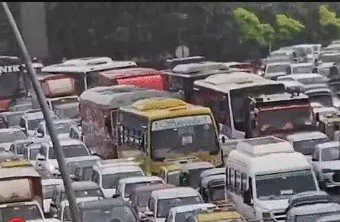 मुंबई में भारी बारिश से रेल एवं सड़क ट्रैफिक धड़ाम- स्कूलों में छुट्टी मुंबई में भारी बारिश से रेल एवं सड़क ट्रैफिक धड़ाम- स्कूलों में छुट्टी