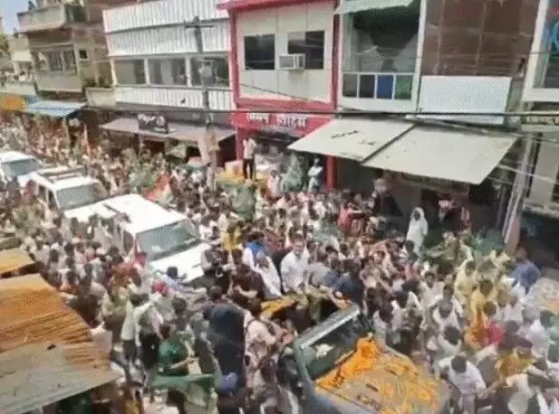 वोटर अधिकार यात्रा में समर्थकों व पुलिस में धक्का मुक्की- पेड़ व.... वोटर अधिकार यात्रा में समर्थकों व पुलिस में धक्का मुक्की- पेड़ व....