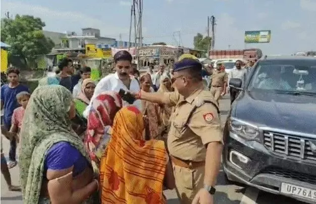 राहत का मलहम लगाने पहुंचे मंत्री के समक्ष महिलाओं का प्रदर्शन-कार को.. राहत का मलहम लगाने पहुंचे मंत्री के समक्ष महिलाओं का प्रदर्शन-कार को..