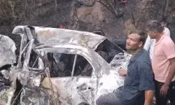 हाईवे पर 2 कारों की टक्कर के बाद खाई में गिरी कार में लगी आग हाईवे पर 2 कारों की टक्कर के बाद खाई में गिरी कार में लगी आग