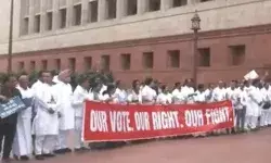 वोट चोरी के आरोपों के बीच गरमाई सियासत- चुनाव आयुक्त के खिलाफ.... वोट चोरी के आरोपों के बीच गरमाई सियासत- चुनाव आयुक्त के खिलाफ....