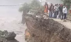 देखते ही देखते सतलुज में समाई सड़क- स्कूलों में छुट्टी का ऐलान देखते ही देखते सतलुज में समाई सड़क- स्कूलों में छुट्टी का ऐलान